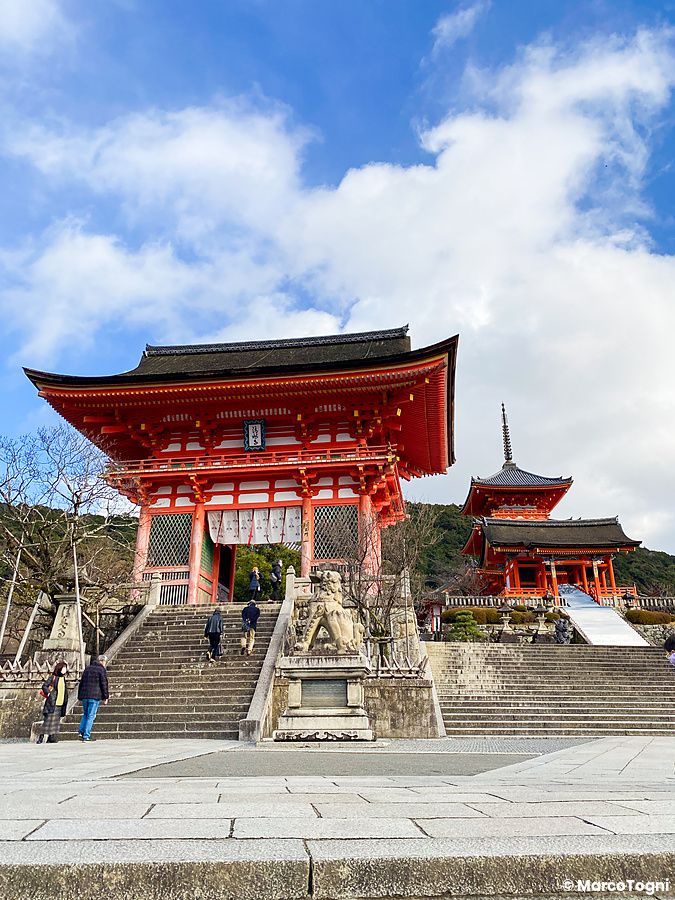 Tempio Kiyomizudera a Kyoto con persone sulle scalinate.