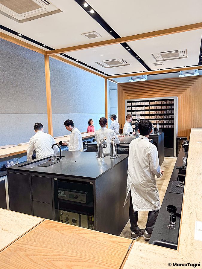 Camerieri esperti di caffè al lavoro dietro i banconi di Koffee Mameya Kakeru a Tokyo.