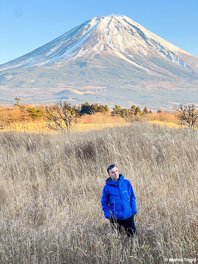 Persona in giacca blu davanti al Monte Fuji vicino al lago Motosu.