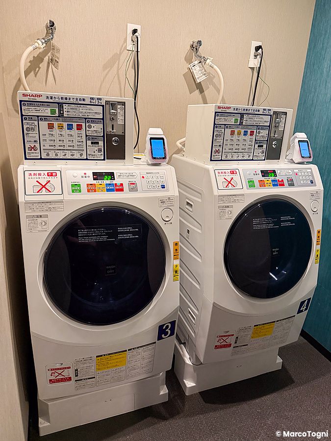 Due lavatrici a gettoni Sharp posizionate in una stanza del Mitsui Garden Hotel Toyosu Premier a Tokyo.