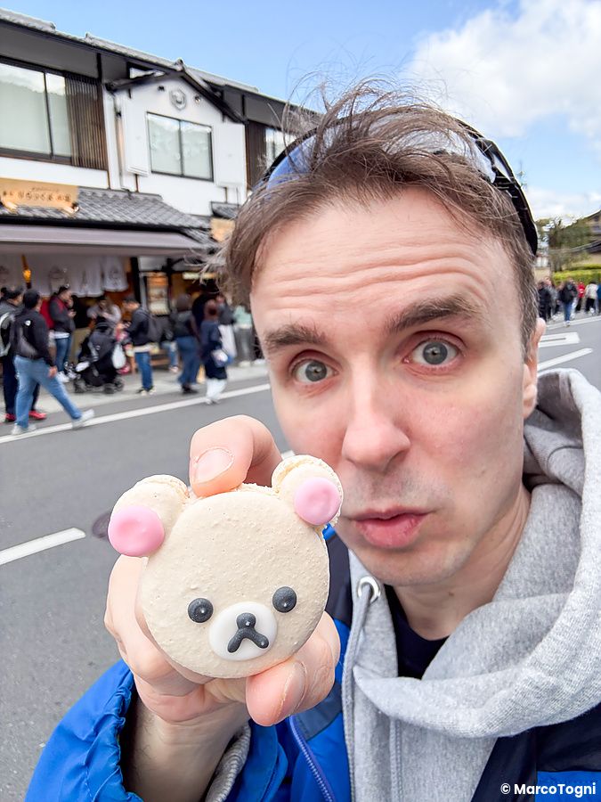 Marco Togni mostra un macaron a forma di Rillakuma davanti alla Rilakkuma Tea House nel quartiere di Arashiyama a Kyoto.