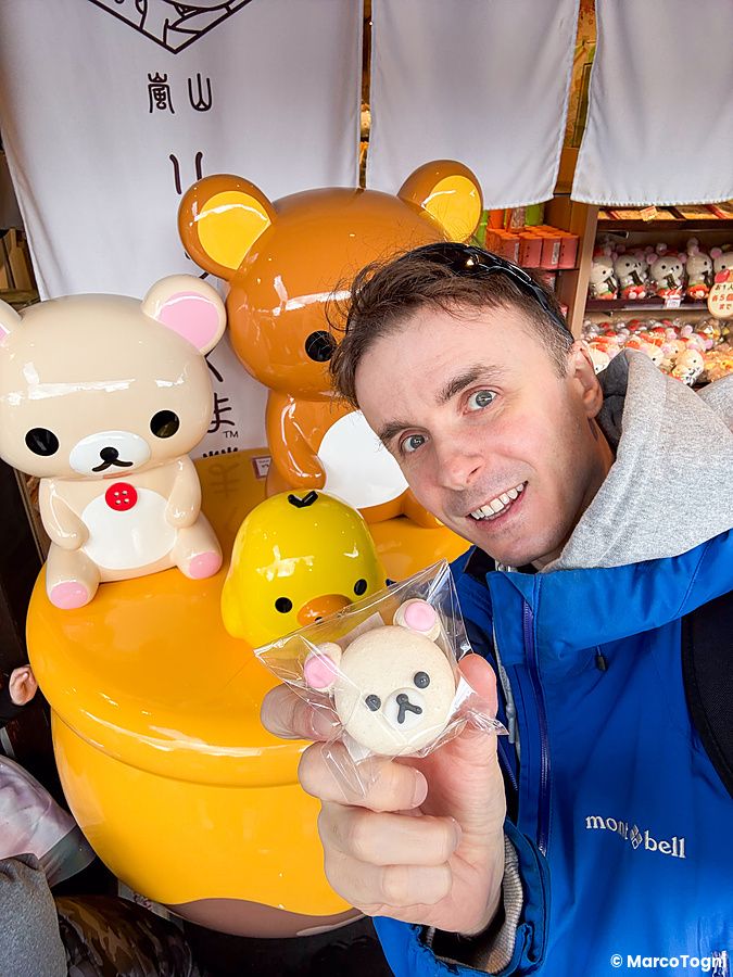Marco Togni mostra un macaron a forma di Rilakkuma presso la Rilakkuma Tea House ad Arashiyama.