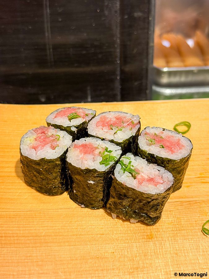 Sei maki con negitoro su un tavolo di legno in un ristorante.