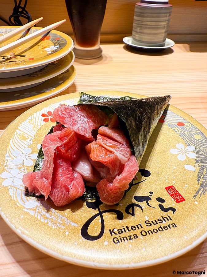 Maki con tonno su piatto decorato al Kaiten Sushi Ginza Onodera.