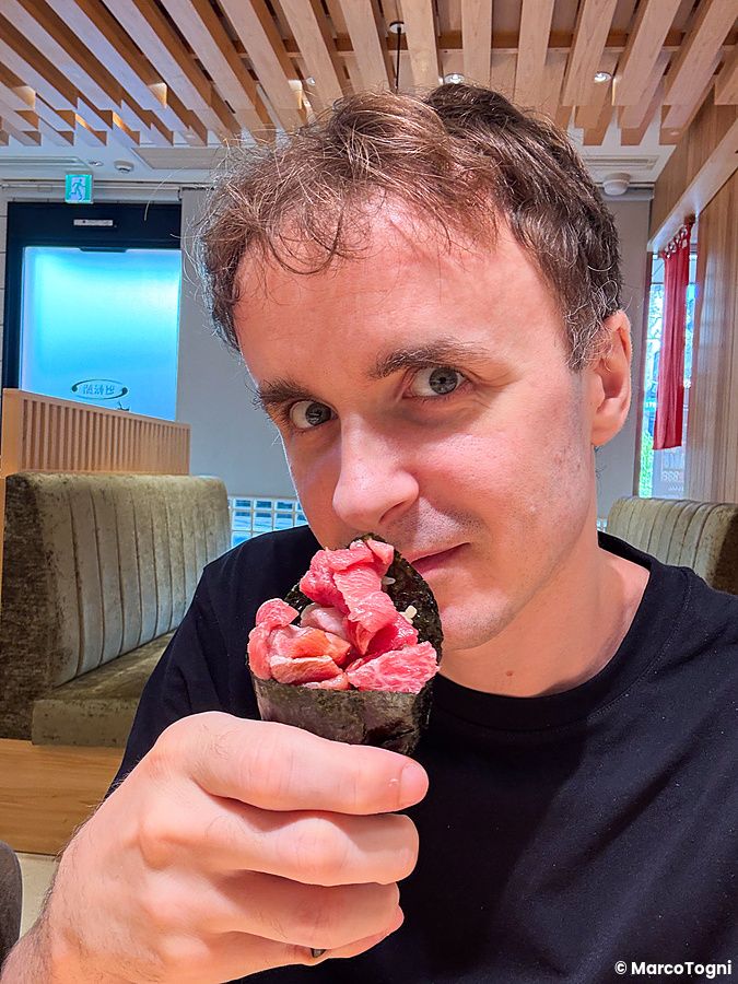Marco Togni tiene un maki con tonno in un ristorante giapponese.