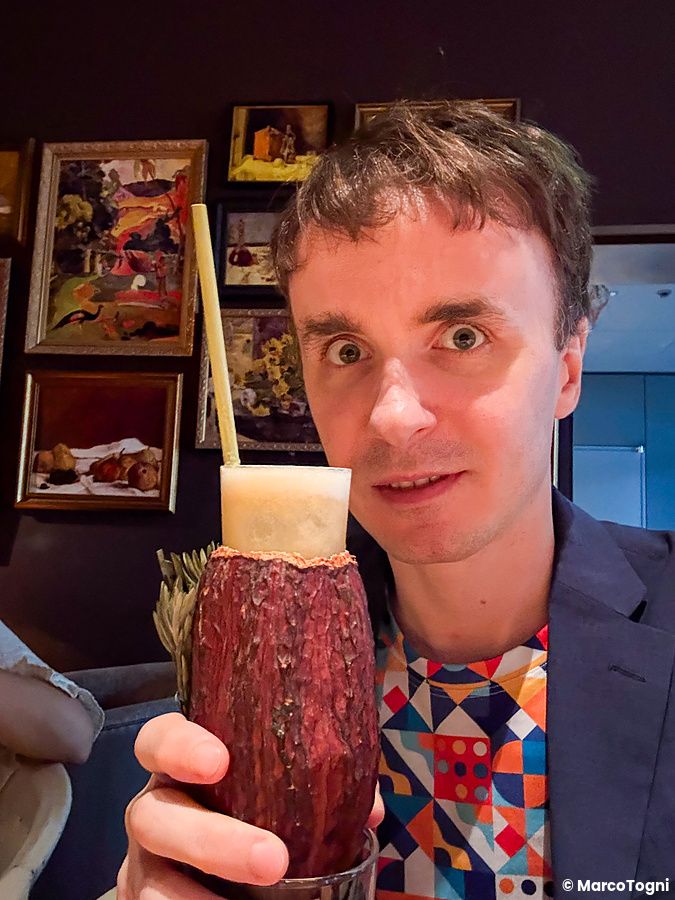Marco Togni tiene un cocktail Cacao Pulp Fizz in un contenitore a forma di frutto di cacao al bar Memento Mori di Tokyo.