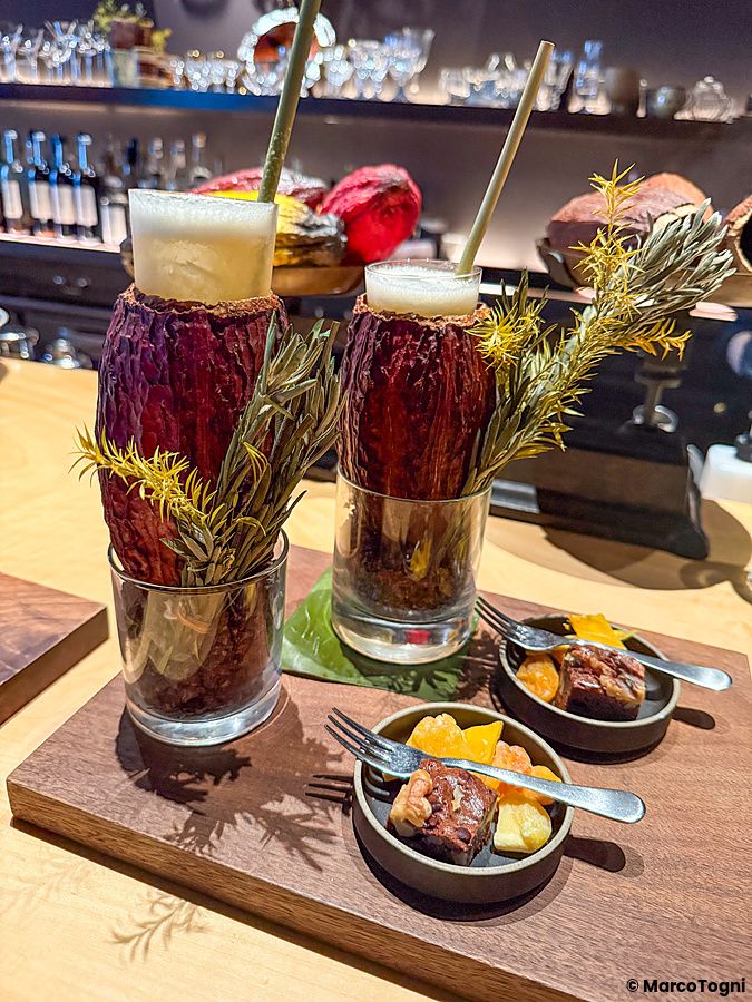 Cocktail Cacao Pulp Fizz serviti in baccelli di cacao presso il bar Memento Mori a Tokyo.