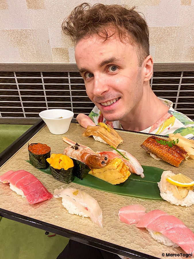 Marco Togni con un vassoio di sushi a Midori Sushi, Tokyo.