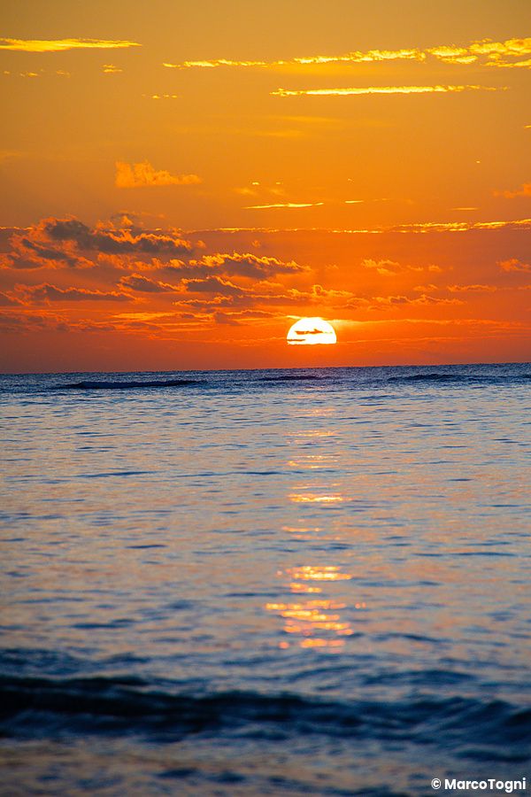 Tramonto sull'oceano a Mimikiri Beach, Okinawa
