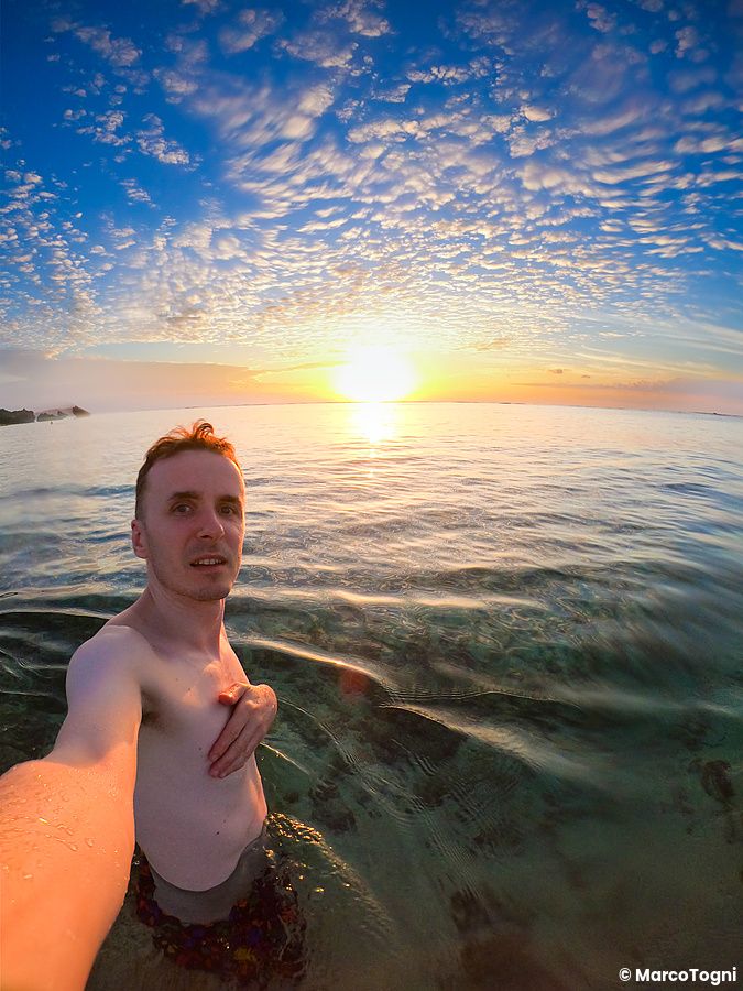 Marco Togni in acqua a Mimikiri Beach, Iriomote, con tramonto spettacolare a Okinawa.