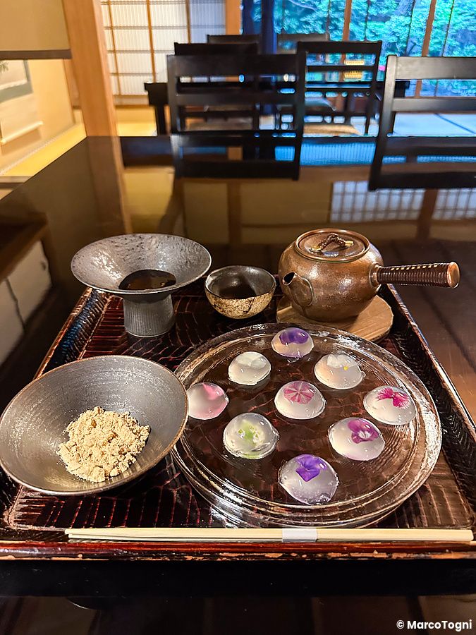 Vassoio con mochi colorati con fiori edibili serviti nel ristorante Rokujuan a Kyoto.