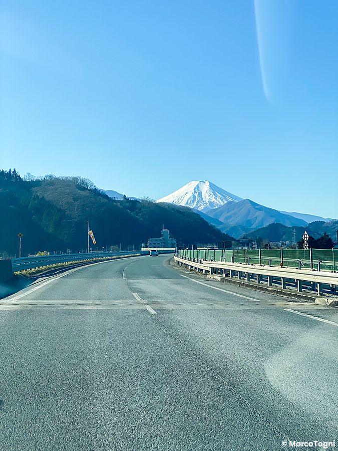 il monte Fuji innevato visto dall'autostrada tra Tokyo e Kawaguchiko.