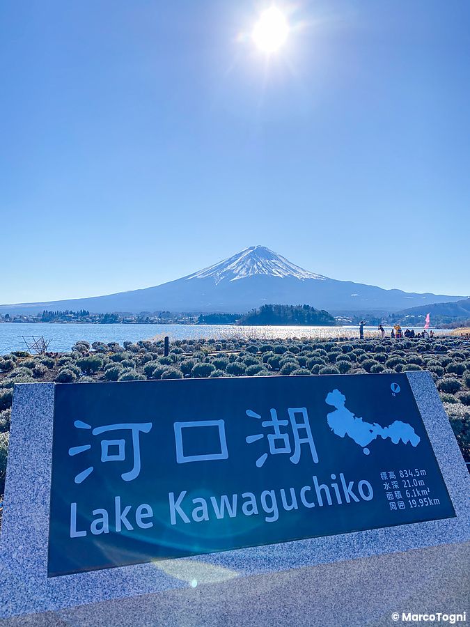 Cartello informativo in pietra con vista panoramica del Monte Fuji dal Parco Oishi presso il lago Kawaguchi.