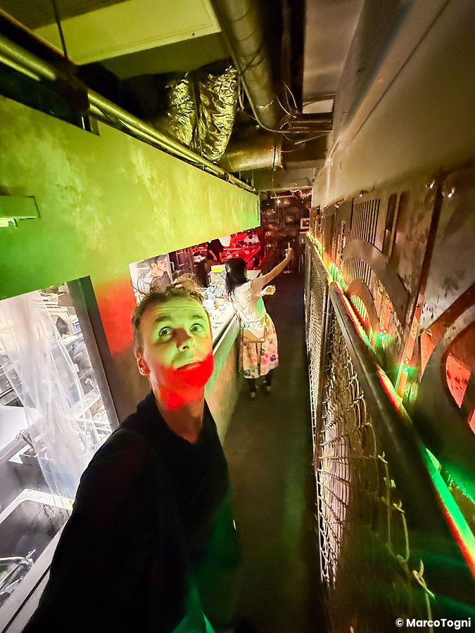 Un selfie in primo piano di Marco Togni all'interno del ristorante cyberpunk Neo Shinjuku Atsushi a Shinjuku.