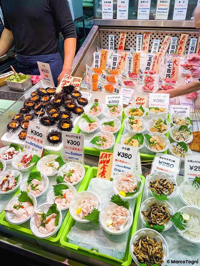 Bancarella di frutti di mare e pesce fresco al Nishiki Market di Kyoto.
