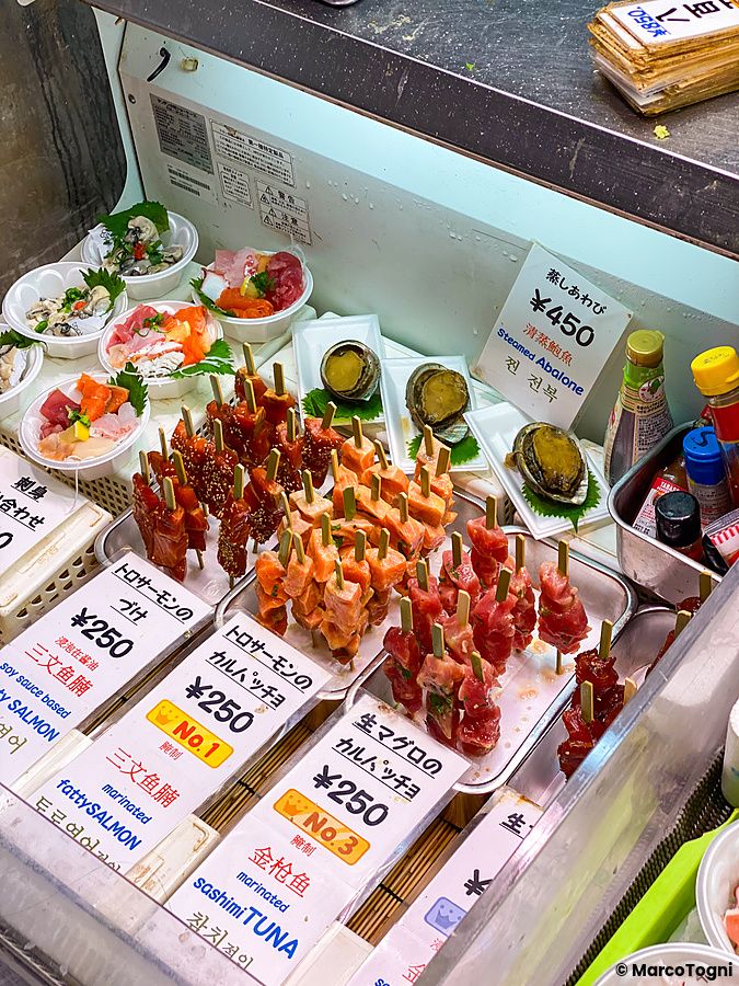 spiedini di pesce crudo esposti al Nishiki Market di Kyoto.