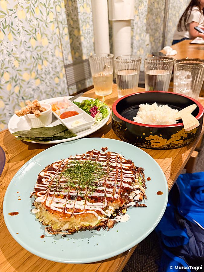 Okonomiyaki vegano e gluten free con contorni al ristorante Vegan and Gluten Free Osaka.