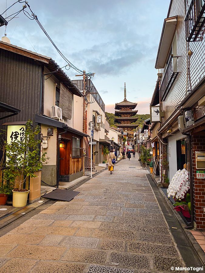 Strada di Kyoto con la pagoda Yasaka in lontananza.