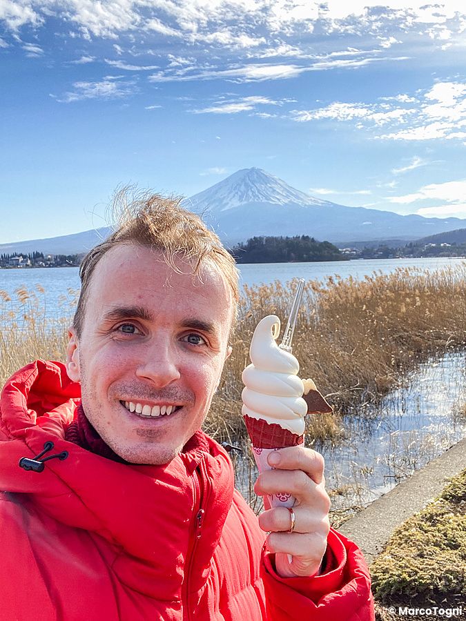 Marco Togni con gelato davanti al Monte Fuji dal Parco Oishi, lago Kawaguchi.