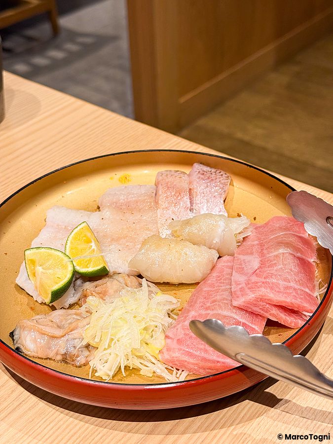 Pesce crudo da scottare alla griglia al tavolo a Yakiuo Ishikawa nel quartiere di Roppongi.
