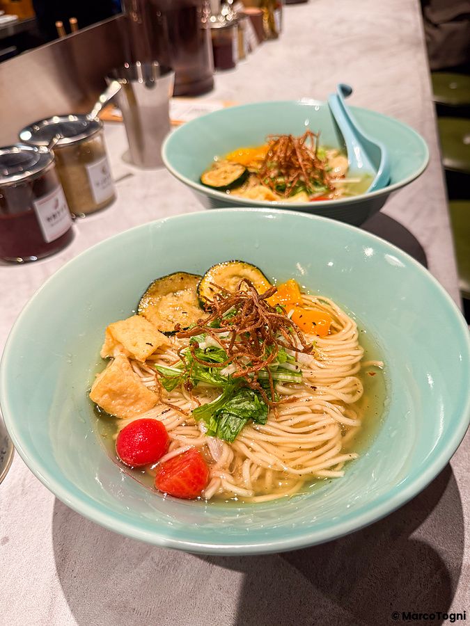 Ciotole di ramen vegano con verdure colorate al Soranoiro di Ginza, Tokyo.