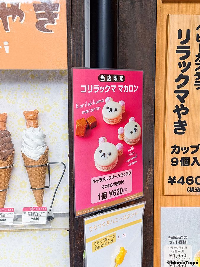 Un menu per macaron a forma di Rilakkuma esposto in una vetrina presso la Rilakkuma Tea House ad Arashiyama.