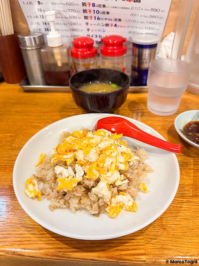 Un piatto di riso saltato con uovo servito su un tavolo di legno al ristorante Fight Gyoza di Otsuka a Tokyo.