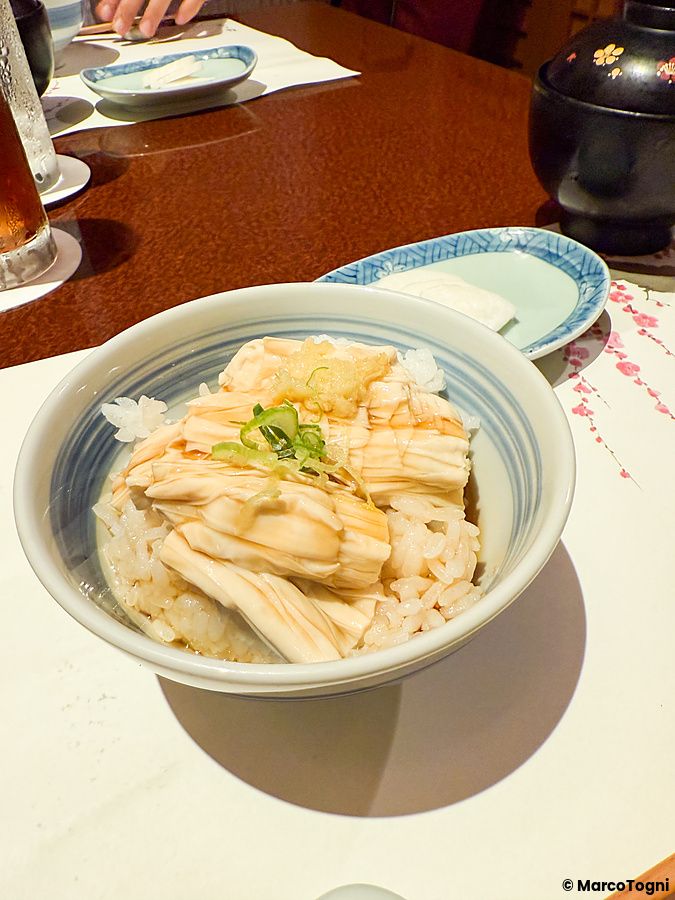 Una ciotola di riso con yuba servita al ristorante Ume no Hana nel quartiere di Ginza a Tokyo.