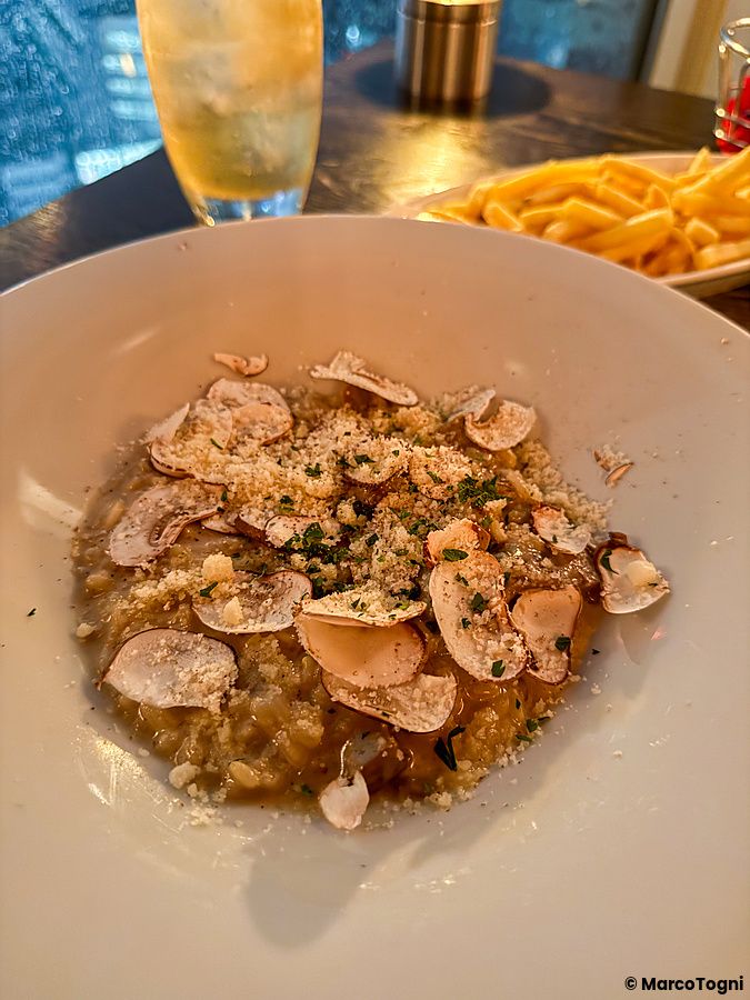 Un piatto di risotto con funghi servito presso il ristorante Cafe Legato a Shibuya.