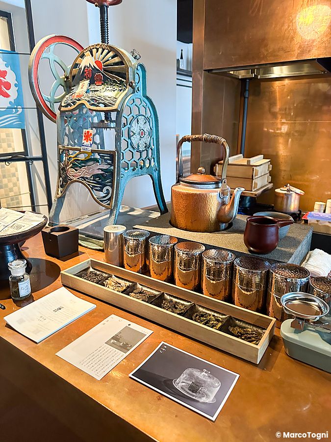 Bancone in rame con strumenti per la preparazione del tè presso Sakurai Japanese Tea Experience a Tokyo.