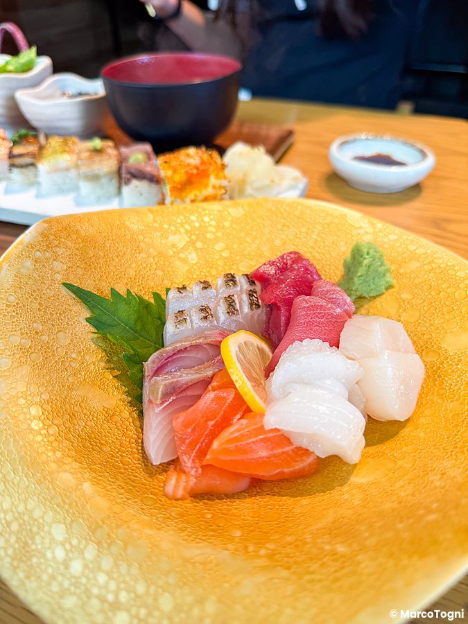 Sashimi assortito servito in una ciotola dorata al ristorante Kinka Sushi Bar Izakaya nel quartiere di Shibuya a Tokyo.