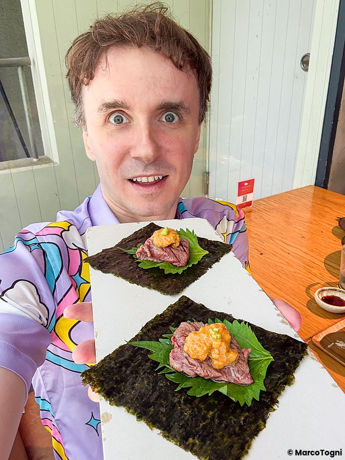 Marco Togni mostra un vassoio con due pezzi di alghe nori con shiso e carne wagyu presso Kinka Sushi Bar Izakaya a Shibuya.