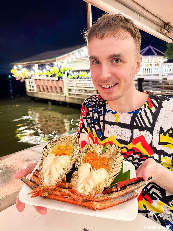 Marco Togni con piatto di grandi gamberi di fiume al ristorante Siam 77
