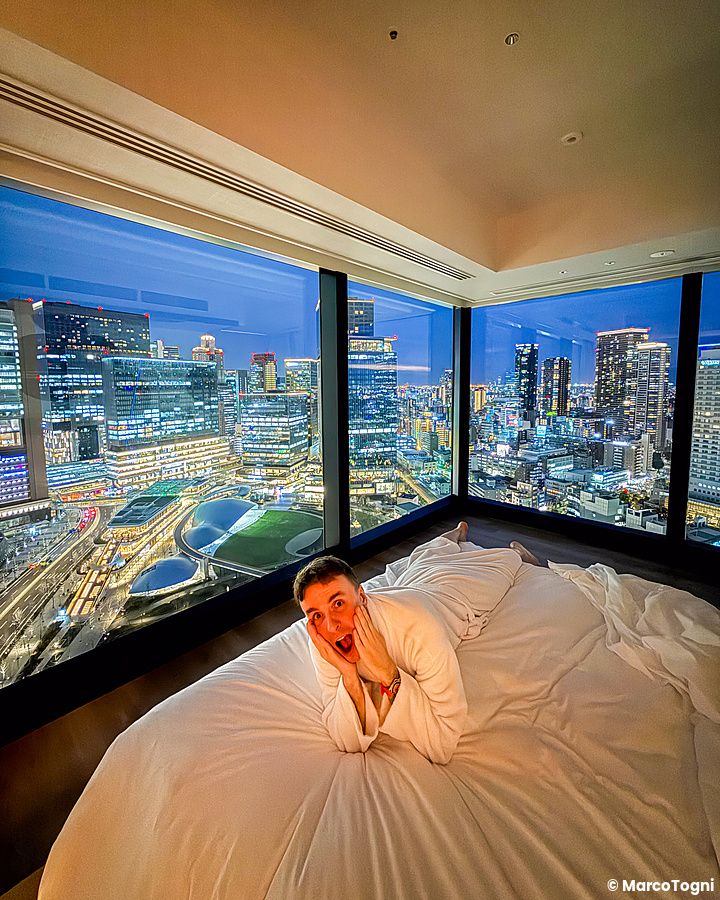 Marco Togni in corner room al Canopy by Hilton Osaka Umeda con vista notturna su Osaka.