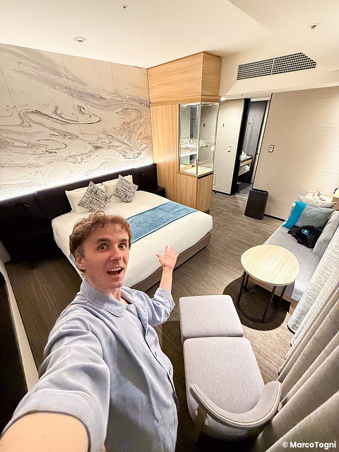 Marco Togni scatta un selfie all'interno di una stanza al Mitsui Garden Hotel Toyosu Premier di Tokyo.