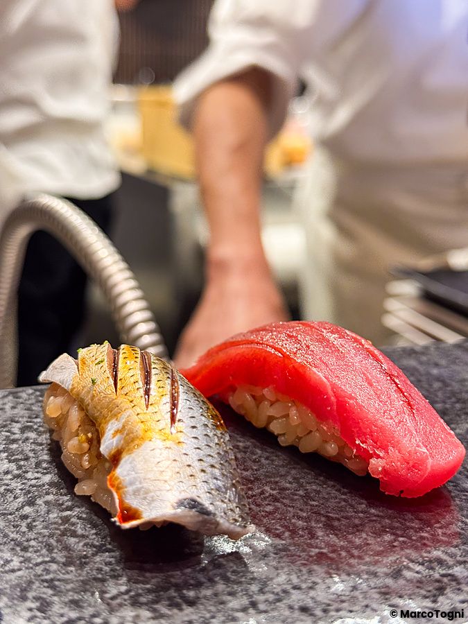 Kohada e tonno serviti su un piano scuro al Kaiten Sushi Ginza Onodera, nel quartiere Omotesando di Tokyo.