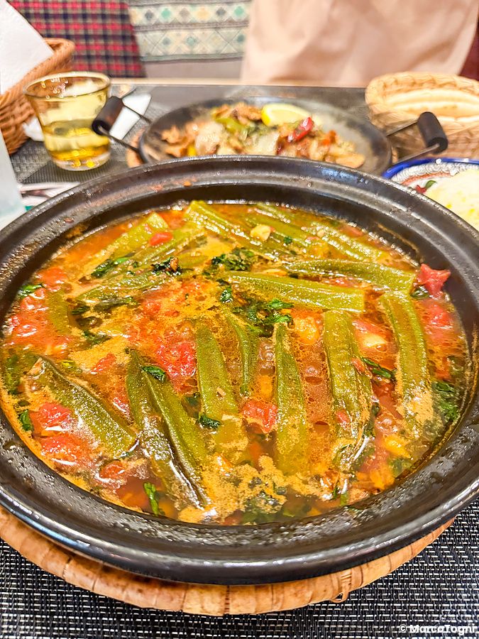 Un tajine con okra, piatto vegano servito nel ristorante Seven Hills ad Osaka.