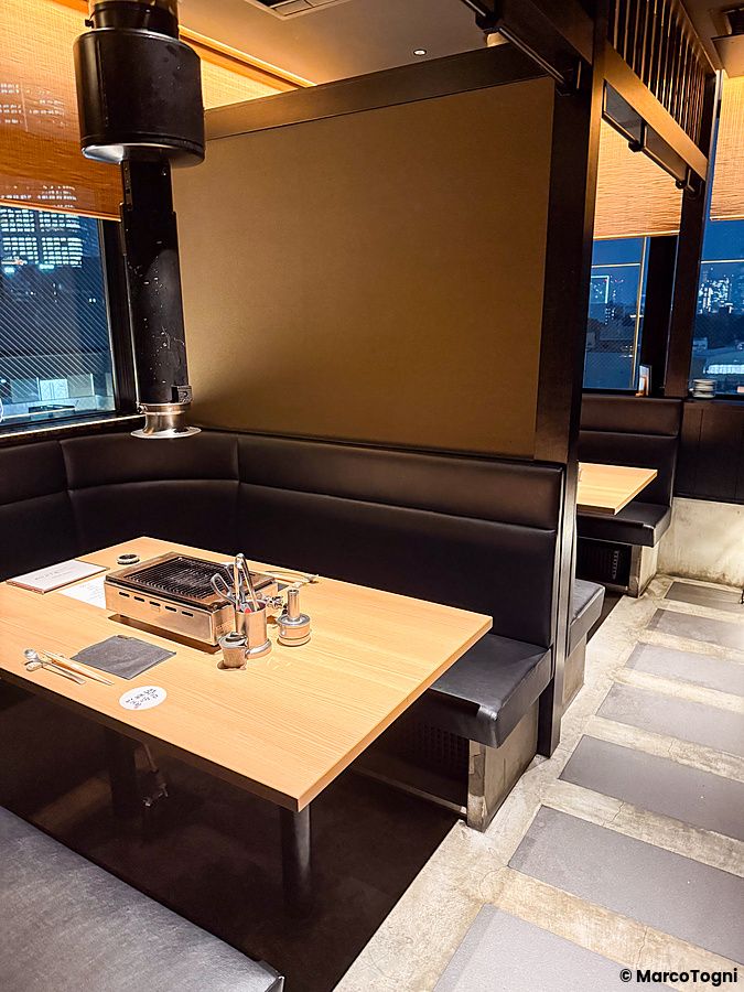Tavoli con griglia al ristorante Yakiuo Ishikawa nel quartiere di Roppongi a Tokyo.