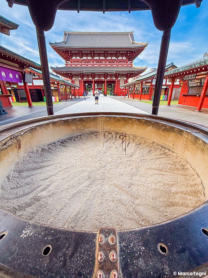 Tempio Senso-ji ad Asakusa con grande braciere in primo piano.