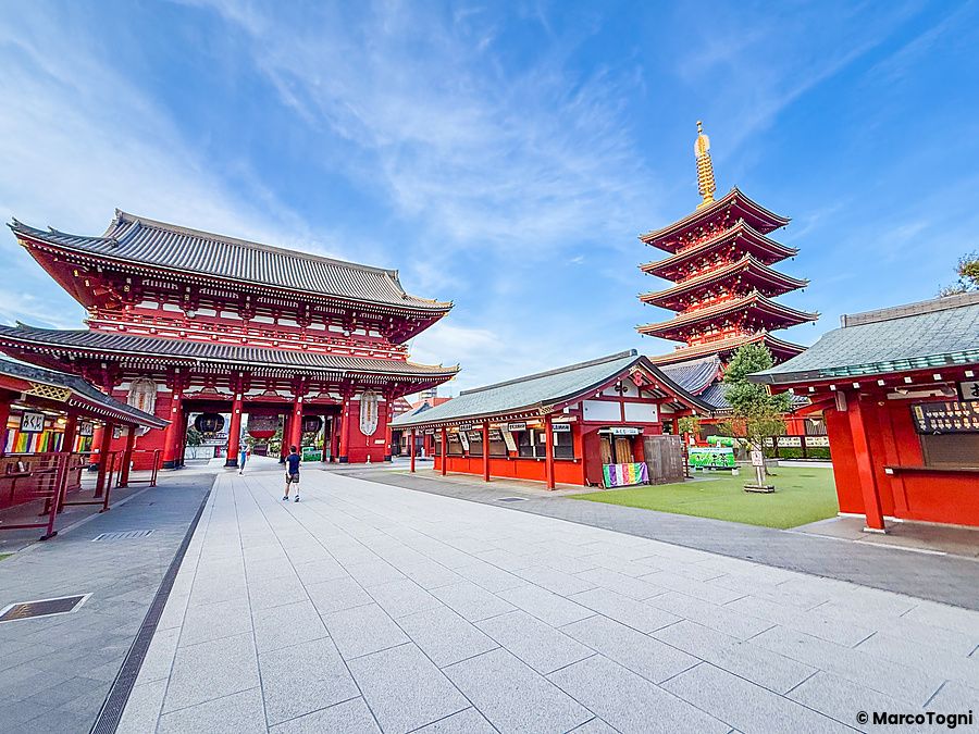 Tempio Senso-ji ad Asakusa con pagoda e cielo azzurro.