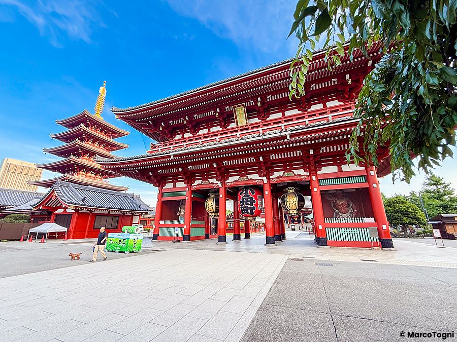 Tempio Senso-ji e pagoda ad Asakusa, Tokyo, in una giornata luminosa.