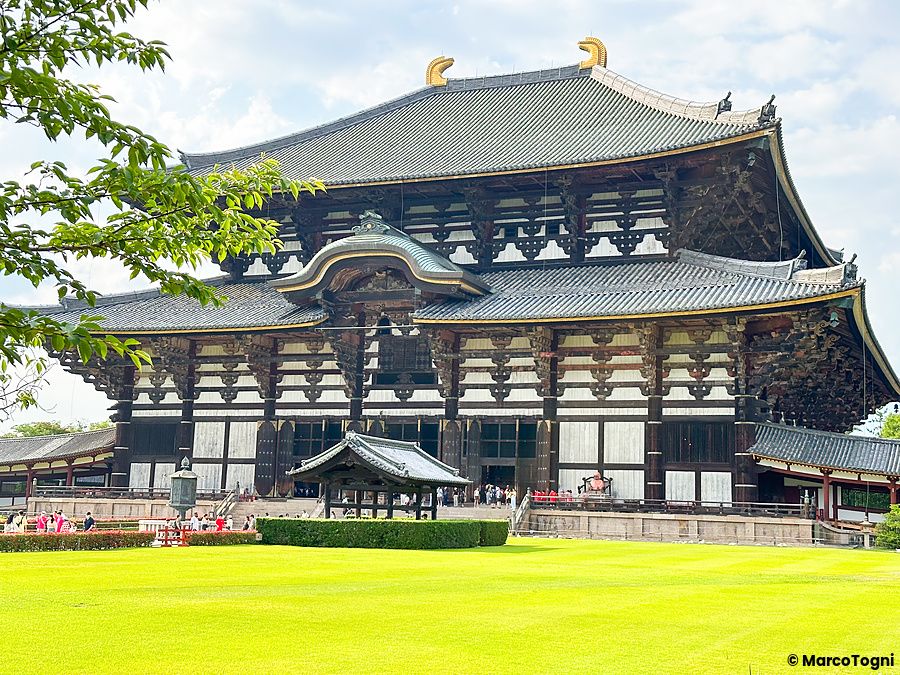 il tempio Todai-ji a Nara con un ampio prato verde e dettagli in legno.