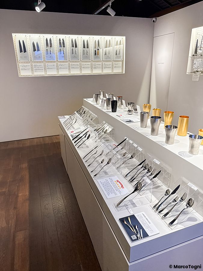 Esposizione di coltelli e posate metalliche all'interno della Tojiro Knife Gallery a Sennichimae Doguyasuji Shotengai, Osaka.