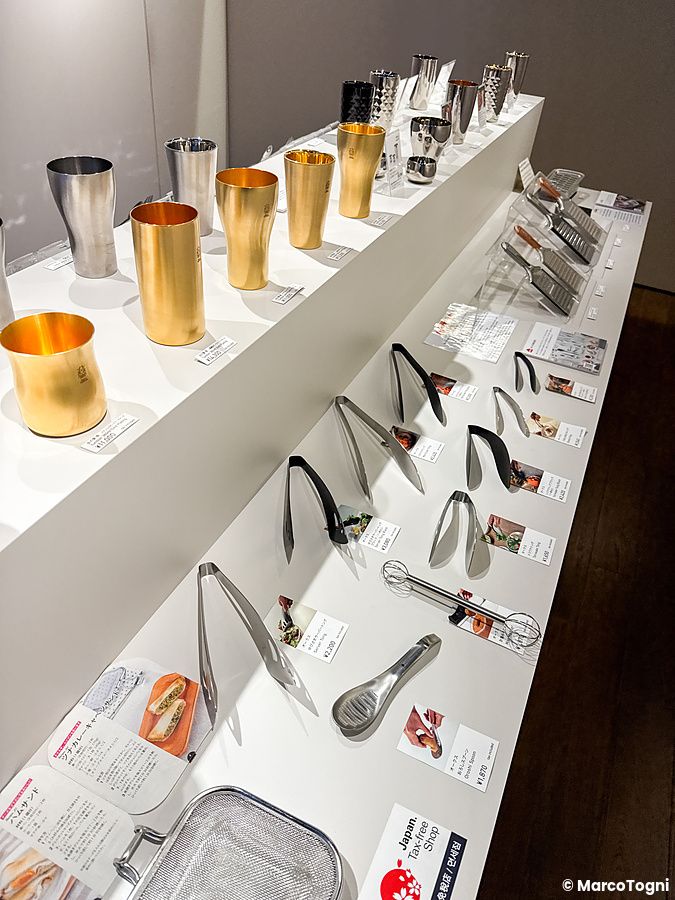 Esposizione di bicchieri e utensili da cucina presso la Tojiro Knife Gallery a Sennichimae Doguyasuji Shotengai, Osaka.