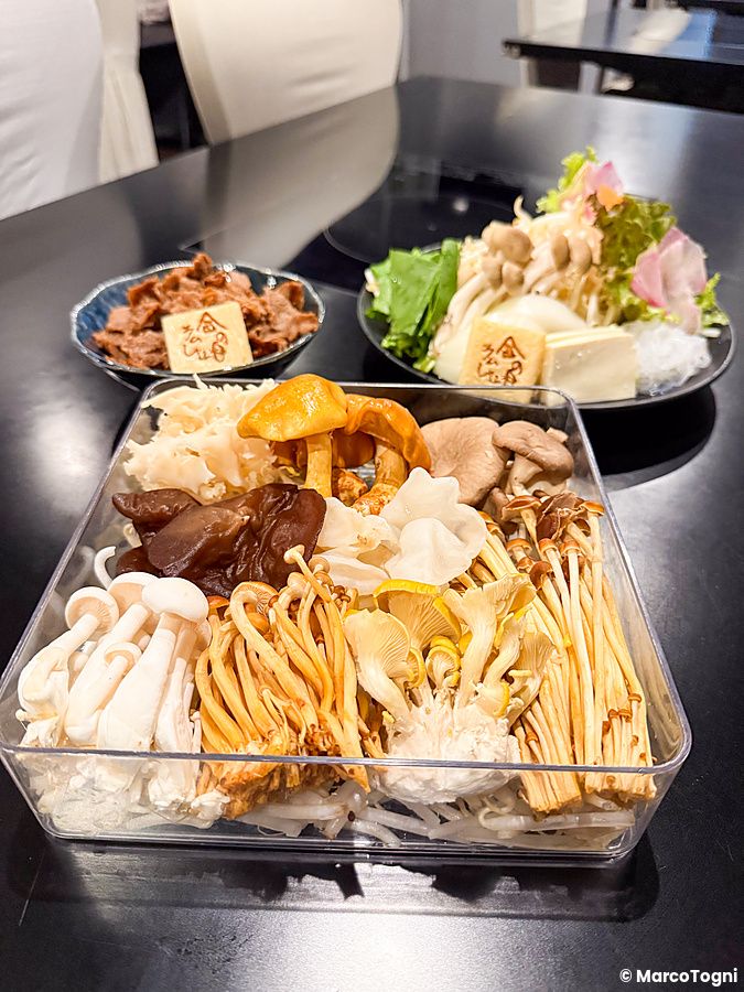 Verdure e funghi per shabu shabu vegano a Kinnome, Tokyo su un tavolo.
