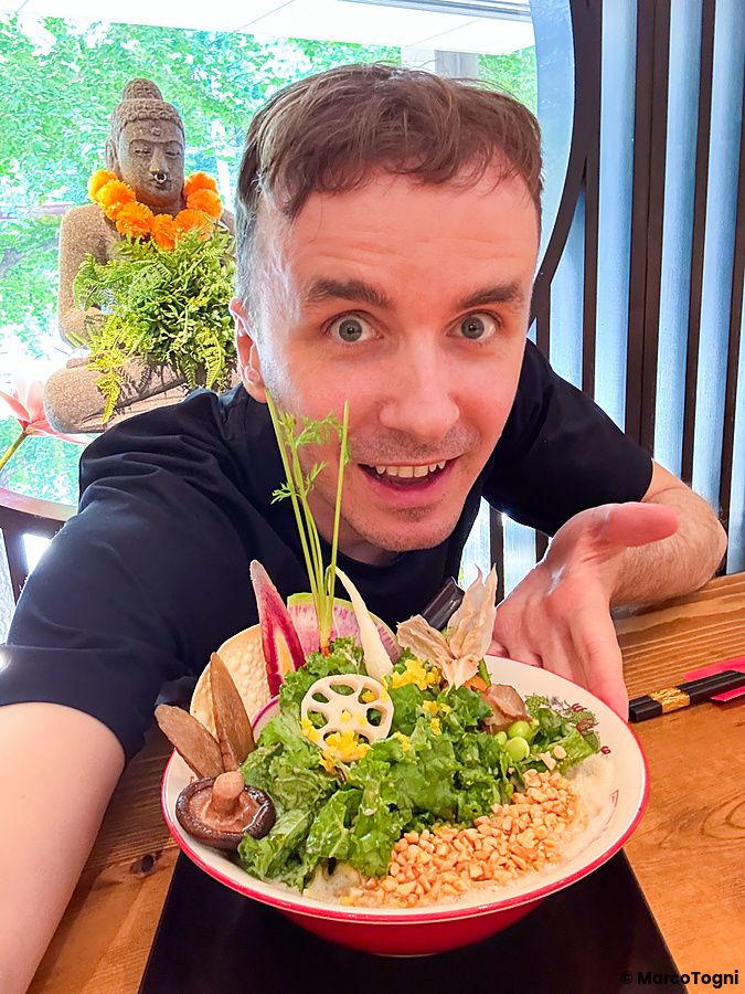 Marco Togni con una ciotola di ramen vegano al Tokyo Vegan Ramen Center.
