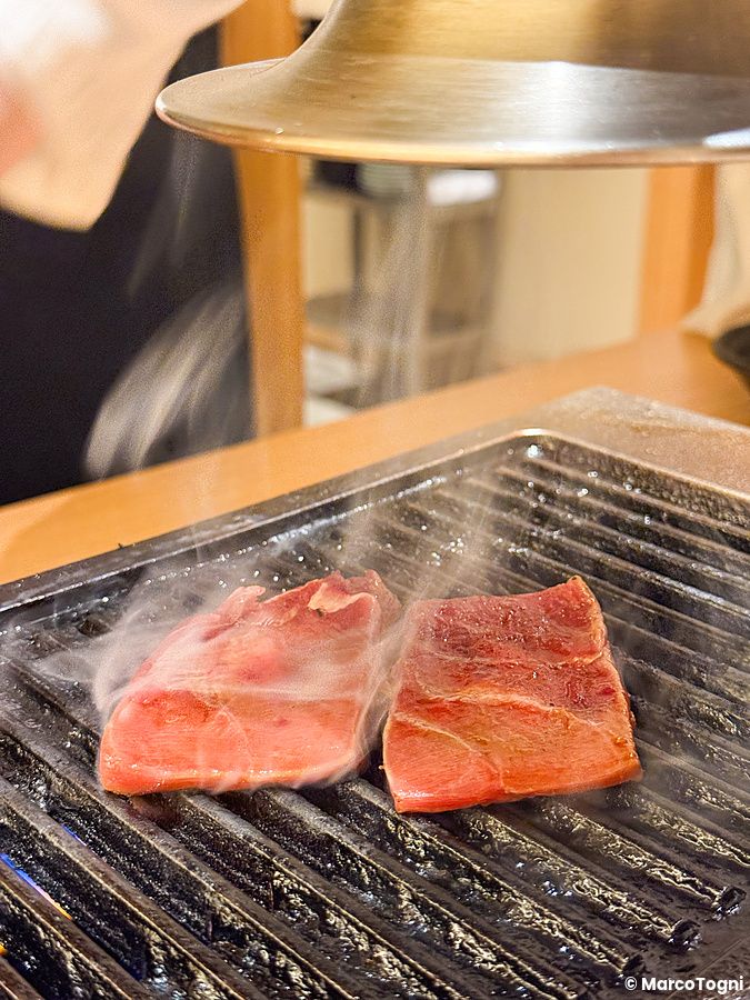 Due fette di tonno vengono grigliate su una griglia metallica al ristorante Yakiuo Ishikawa di Roppongi.