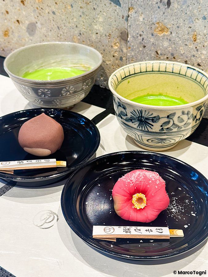 Wagashi fatti a mano serviti con tè matcha presso il negozio Tsuruya Yoshinobu a Nihonbashi.