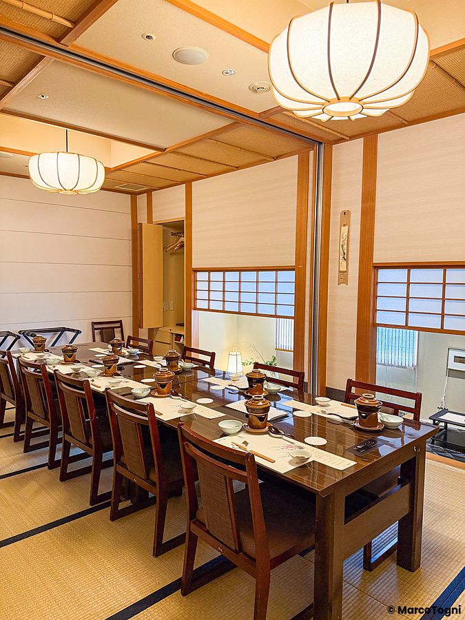 Interni del ristorante Ume no Hana a Ginza con tavoli apparecchiati per il servizio in una sala tradizionale giapponese.