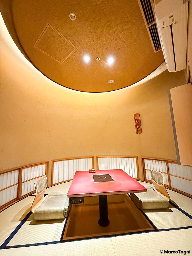 Una sala privata circolare in stile tradizionale giapponese all'interno del ristorante Ume no Hana a Ginza.